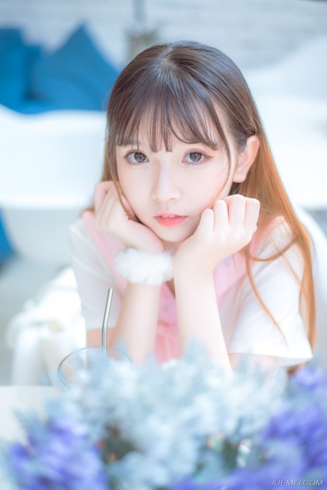 “把船拉过来。”吕蒙很快带着人马来到江岸边，看着自行飘荡的楼船，吕蒙皱了皱眉，沉声道。